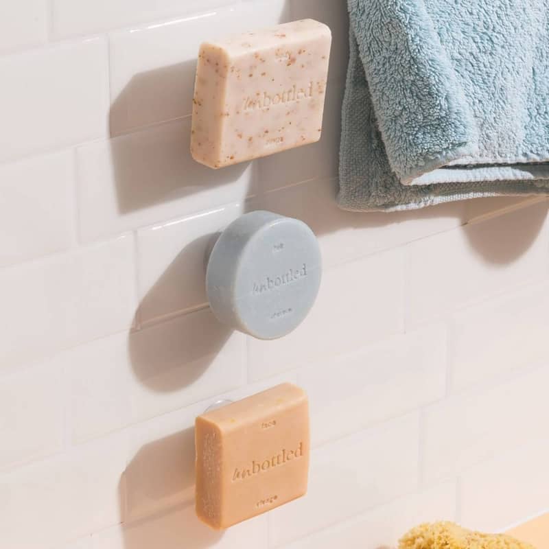 https://feelunique.com/cdn-cgi/image/quality=70,format=auto,metadata=none,dpr=1,width=800/img/products/170996/alternative/unbottled_magic_magnetic_soap_holder_x_3-1-1674548304.jpg